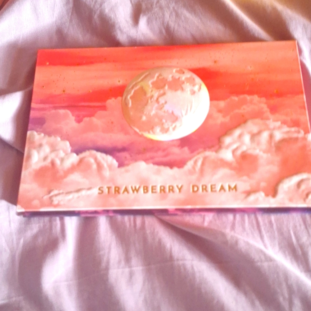 Lunar Beauty Strawberry Dream Palette